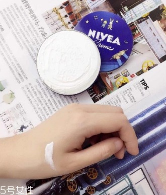 妮維雅小藍罐很油嗎？清爽不油膩