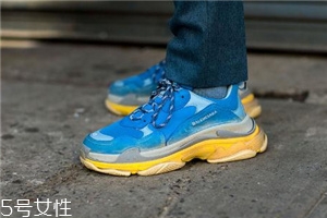 運(yùn)動(dòng)鞋里面磨破怎么辦？找有經(jīng)驗(yàn)的鞋匠修補(bǔ)