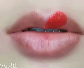 絲絨口紅和啞光哪個(gè)好？正式場(chǎng)合用啞光