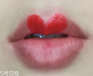 絲絨口紅和啞光哪個(gè)好？正式場(chǎng)合用啞光