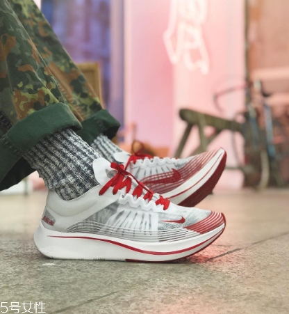 運動鞋比皮鞋大一碼還是小一碼？