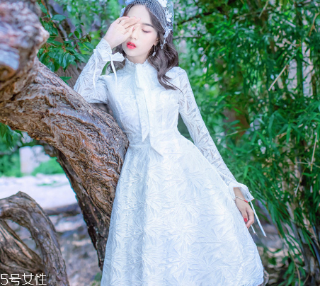 春天穿什么款式連衣裙好看？讓你早春美翻天