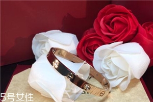 卡地亞手鐲可以戴著洗澡嗎？最好不要經(jīng)常碰水
