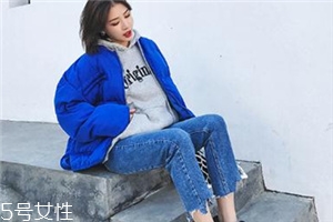 牛仔褲可以配皮鞋嗎？搭出時(shí)尚街拍范兒