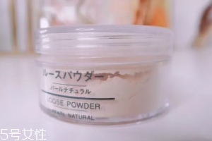 蜜粉能用在嘴唇上嗎？打造啞光唇妝