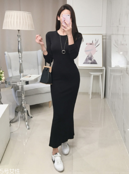黑色針織連衣裙配什么鞋子？微胖女生也能駕馭