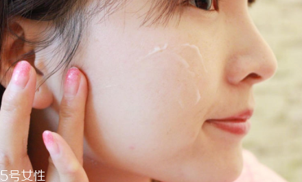 睡眠面膜過夜好不好？對于油皮是災(zāi)難