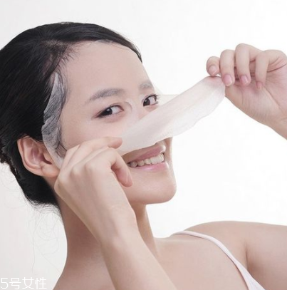 敷完面膜不洗臉會(huì)怎么樣？粉刺悶痘毛孔堵塞