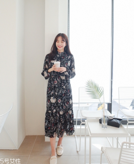 碎花連衣裙搭配什么鞋子？玩轉(zhuǎn)復(fù)古甜美