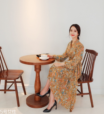 碎花連衣裙搭配什么鞋子？玩轉(zhuǎn)復(fù)古甜美