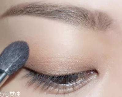 棕色眼影怎么畫好看？作為最后的暈染色