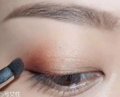 棕色眼影怎么畫好看？作為最后的暈染色