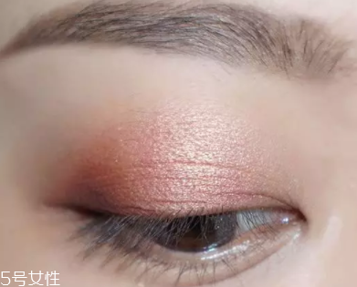 棕色眼影怎么畫好看？作為最后的暈染色
