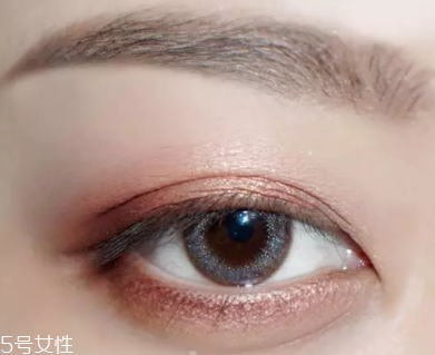 棕色眼影怎么畫好看？作為最后的暈染色