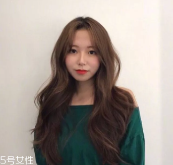 臉大適合什么發(fā)型？微卷波波頭是大臉福音