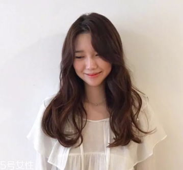 臉大適合什么發(fā)型？微卷波波頭是大臉福音