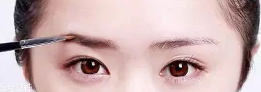 眉粉怎么選顏色好看？淺咖色不挑膚色