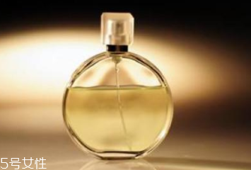 香水噴太多了怎么辦？用濕毛巾擦拭
