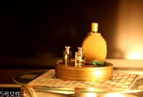 冬天香水噴在哪里最好？涂抹在耳后位置
