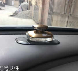 汽車香水座怎么加香水？用滴管注入原瓶