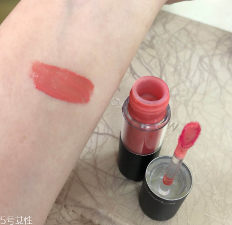mac唇釉哪個顏色比較日常？溫柔清新珊瑚粉