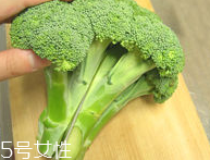 花椰菜怎么切？把整莖切掉最好炒