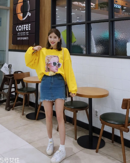 衛(wèi)衣搭配什么裙子好看？春日少女范兒盡顯
