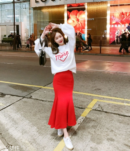 衛(wèi)衣搭配什么裙子好看？春日少女范兒盡顯