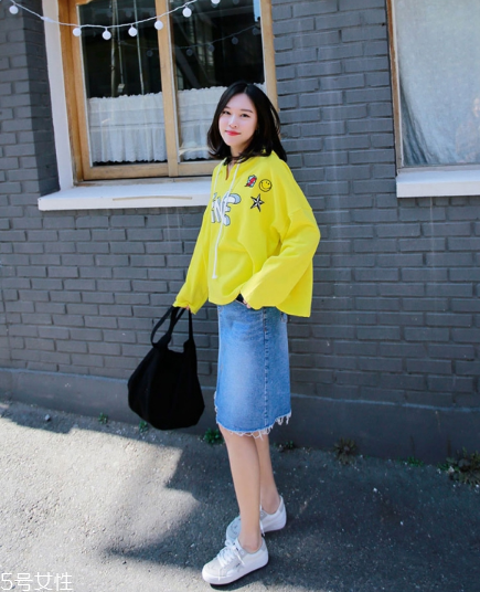 衛(wèi)衣搭配牛仔裙好看嗎？瞬間減齡變少女