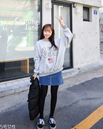 衛(wèi)衣搭配牛仔裙好看嗎？瞬間減齡變少女