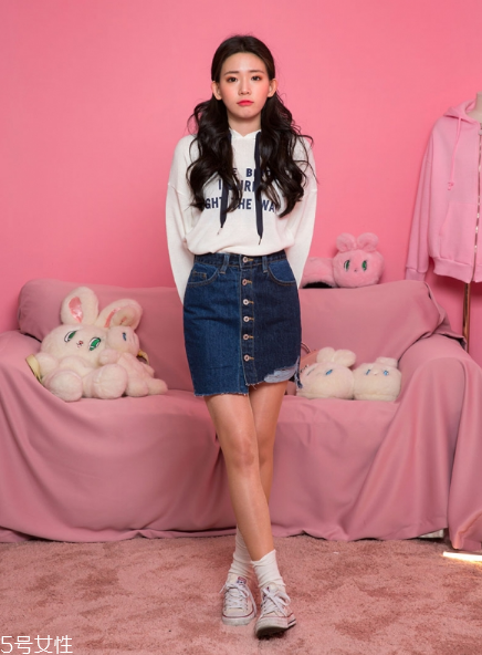 衛(wèi)衣搭配牛仔裙好看嗎？瞬間減齡變少女