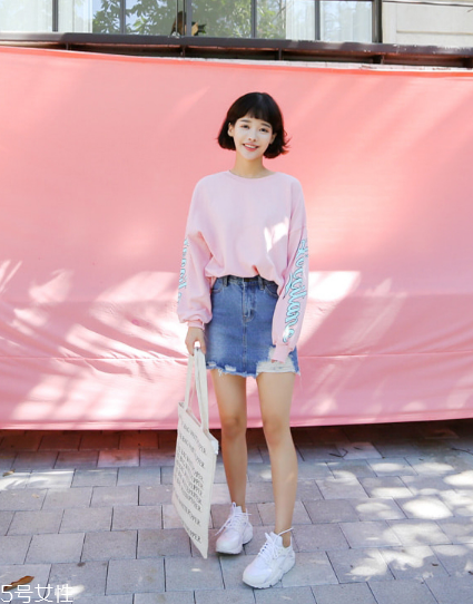 衛(wèi)衣搭配牛仔裙好看嗎？瞬間減齡變少女