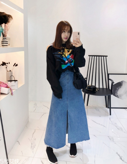 衛(wèi)衣搭配牛仔裙好看嗎？瞬間減齡變少女