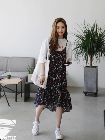 吊帶碎花裙配什么上衣？打造乖乖女形象