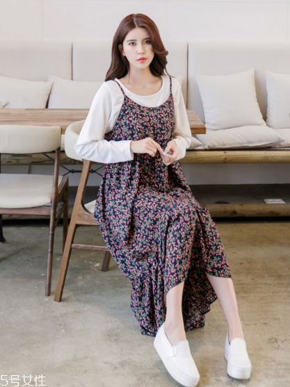 吊帶碎花裙配什么上衣？打造乖乖女形象