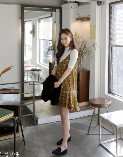 吊帶碎花裙配什么上衣？打造乖乖女形象
