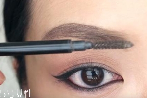 眉膠干了怎么辦？加水稀釋一下