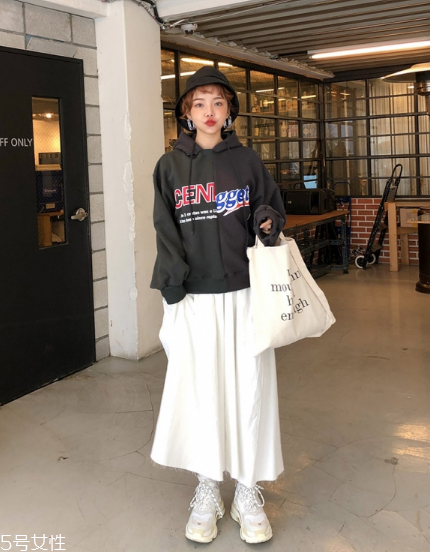 衛(wèi)衣搭配長裙好看嗎？早春凹足造型感