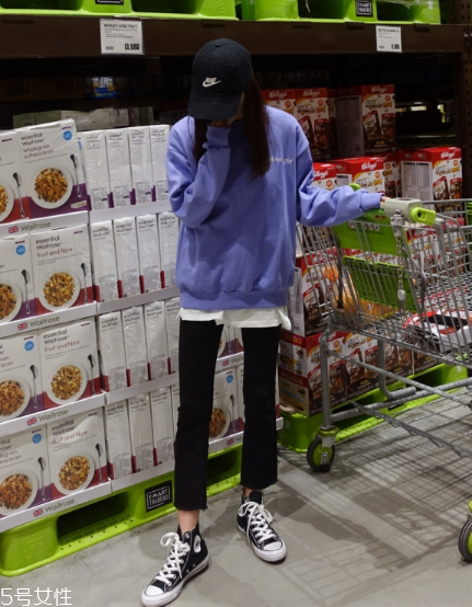 紫色衛(wèi)衣怎么搭配？流行色助你成為時尚女王