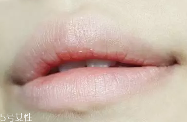 唇彩怎么涂好看？用下唇暈染上唇更好看