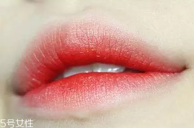 唇彩怎么涂好看？用下唇暈染上唇更好看