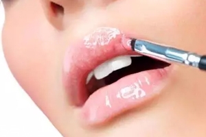 唇彩怎么涂好看？用下唇暈染上唇更好看