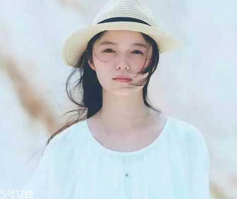 鹽系女生怎樣穿搭？清新無公害的鄰家女孩