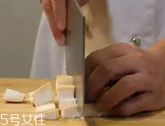 杏鮑菇怎么洗才干凈？鹽水泡泡輕松去污