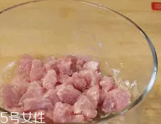 杏鮑菇怎么洗才干凈？鹽水泡泡輕松去污