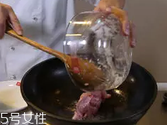 杏鮑菇怎么洗才干凈？鹽水泡泡輕松去污