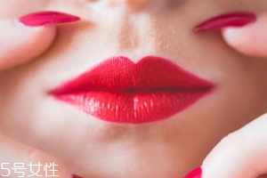 唇彩有點(diǎn)干了怎么辦？加礦泉水稀釋