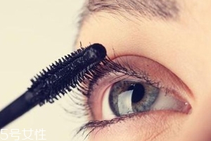 睫毛膏暈染到下眼皮怎么辦？用棉簽蘸取卸妝水擦掉