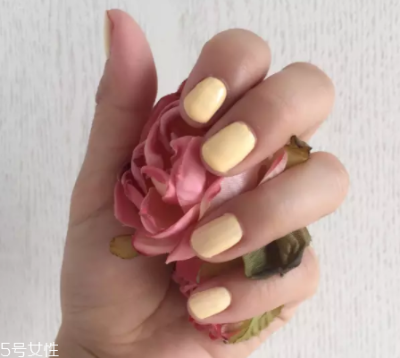 綠色指甲油顯手黑嗎？反光深綠色適合黃皮