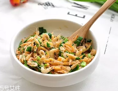 韭菜沒熟吃了會怎么樣？生韭菜很辛辣